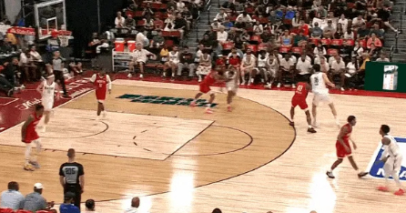 NBA夏季联赛开拓者对阵火箭的比赛中

第三节比赛中，杨瀚森丝滑转身接欧洲步过掉
