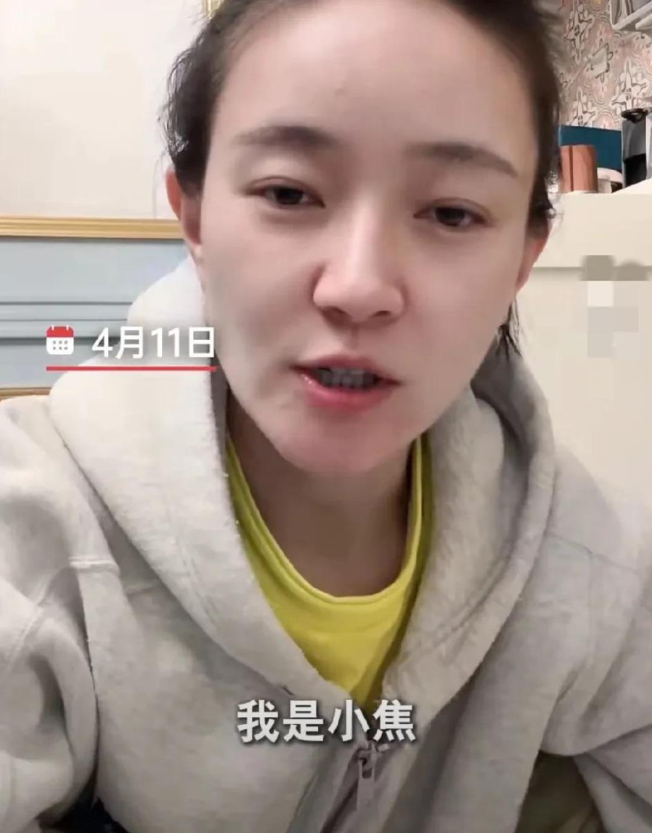 有网友问焦俊艳：“你现在还炒股吗？”焦俊艳回复：“我都穿起球的卫衣了，你觉得呢？
