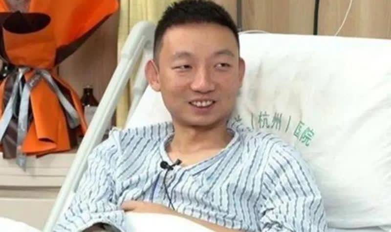 听说他爸不是他爸，是他叔。
他爸已经去世，为了不失去他退役后的补助，他叔冒充他