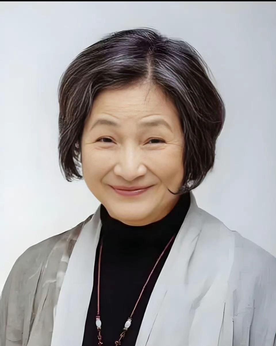 #郑佩佩 儿媳乳腺癌恶化# 还记得一代武打女星郑佩佩去年刚离开，如今她的儿媳却要