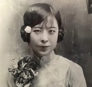 1937年，张学良走进寺庙上香，一个女子悄悄掏出手枪，准备杀死他，这时，于凤至双