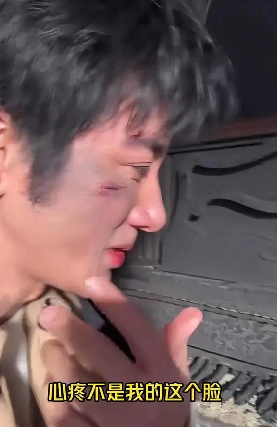 王力宏真是了，为了MV的效果，竟然点燃了一架钢琴还把自己脸上做了假的伤痕，王力宏