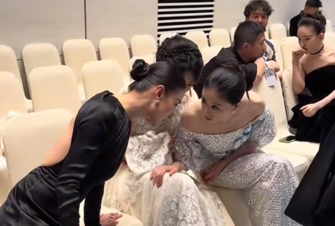 杨紫宋佳蒋欣三人热聊，女性之间的惺惺相惜，这哪里还是高冷女明星，简直就是街头聚会