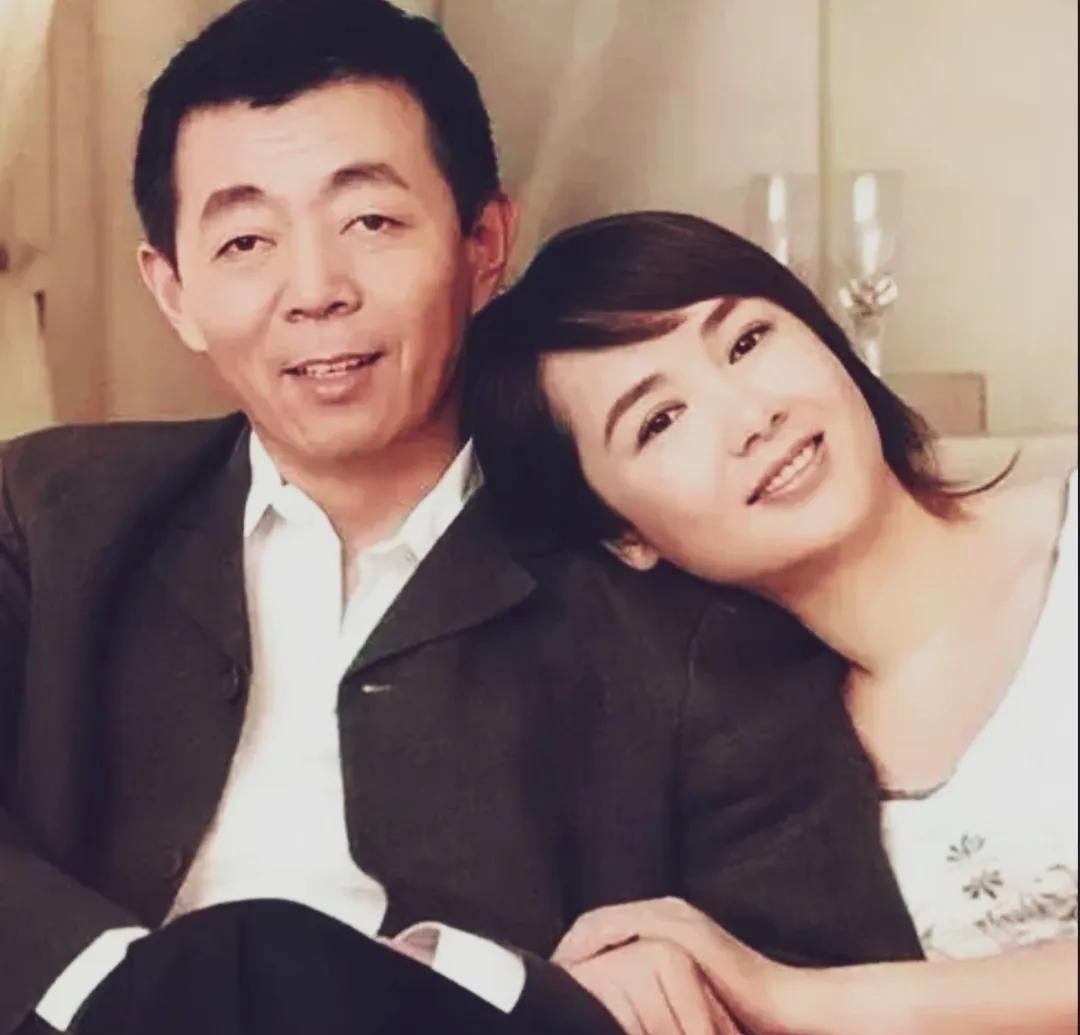 顾长卫颜值不高，但看着慈眉善目，笑容温和，蒋雯丽长的漂亮，特别会撒娇，蒋雯丽依偎