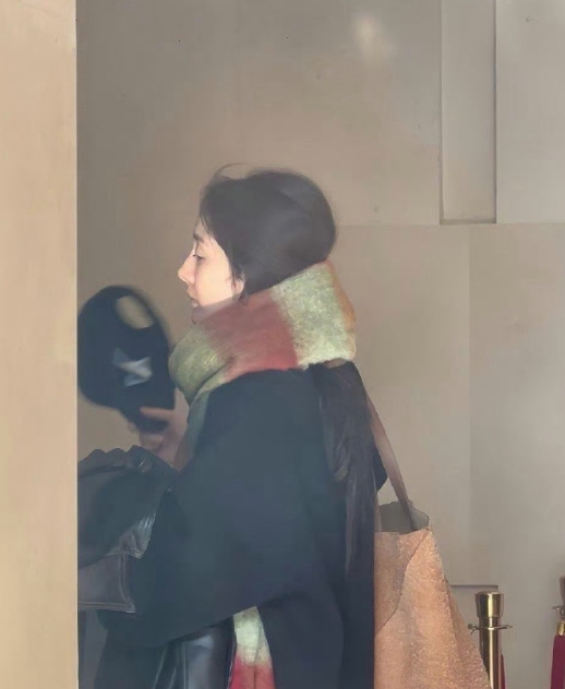 “习惯了杨幂的浓妆，偶尔看到她素颜，感觉有种不一样的美” ​​​。