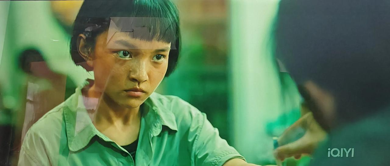 “盗亦有道”冯小刚新作《向阳花》有一个片段是，当黑妹试探着问黄毛能否离开贼窝，黄