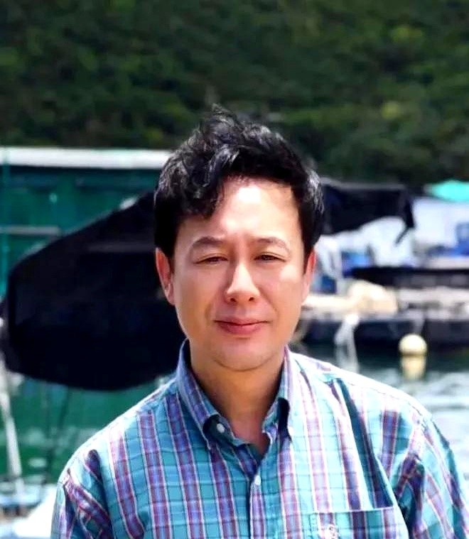 2025年3月24日，张颂文在《谷雨》剧组乘车离开时遭遇意外事件。

一名白衣女
