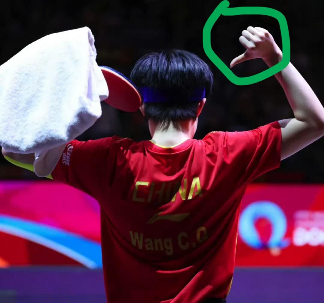 王楚钦你真的骗了我们好久！
直到今天才知道，
你世乒赛夺冠照片手势原来背后有这么