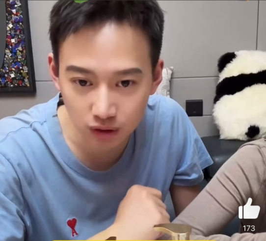 孙颖莎粉丝终于今年不用背锅，可怜黄友政了[捂脸]周雨直播说这次乒超真的是太吵了。