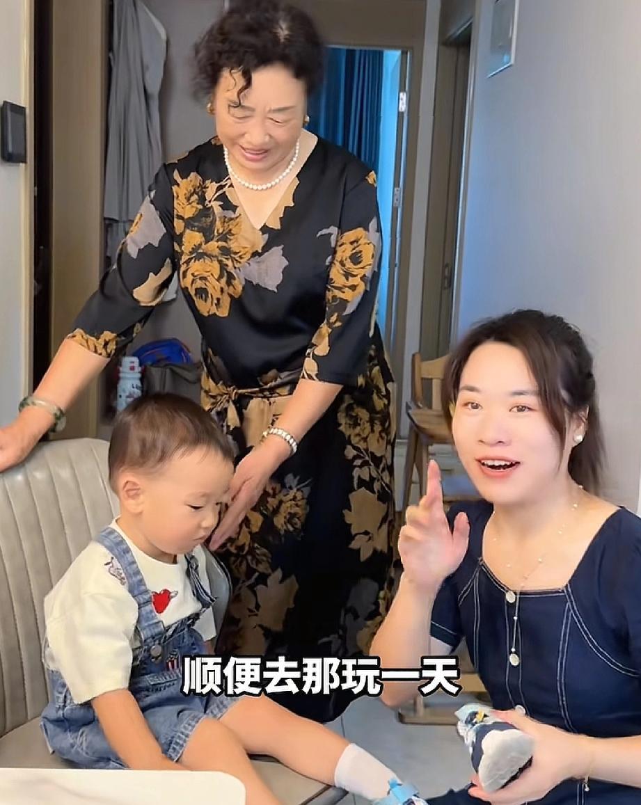玉米粒婆婆穿着一身真丝气质洋裙，戴着珍珠项链儿，烫着发！比儿媳妇打扮的都洋气，这