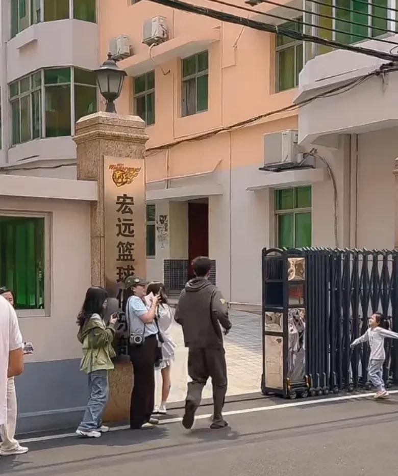 广东队下训回到俱乐部，球队明天上午飞上海！
今天上午11点半过后，结束上午训练课