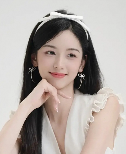 周也新花絮照释出 头戴蝴蝶结发饰尽显优雅