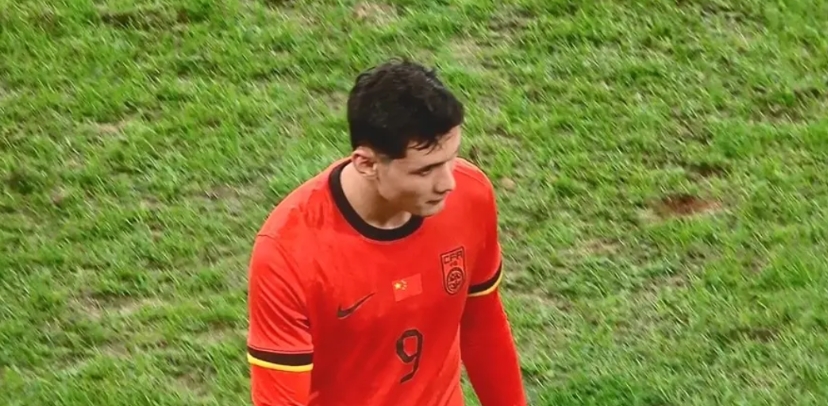 12月15日，2025年中国金球奖候选人出炉，在中超联赛0进球0助攻的拜合拉木竟