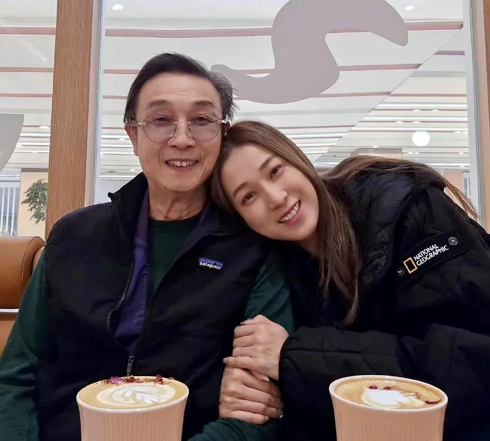 旁边这位银发如霜的老人，你认得出他是谁吗？能说出他的名字的人绝对不年轻了，至少3