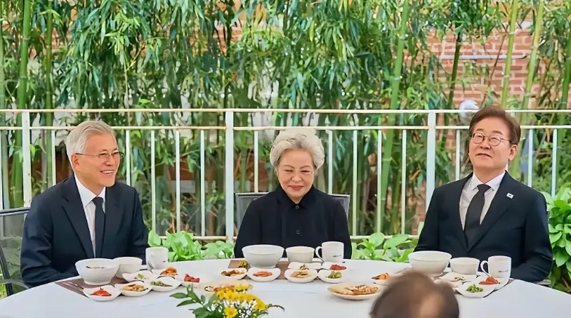 李在明文在寅卢武铉夫人共进午餐！
今天是卢武铉去世16周年日子，中午在一起吃饭，