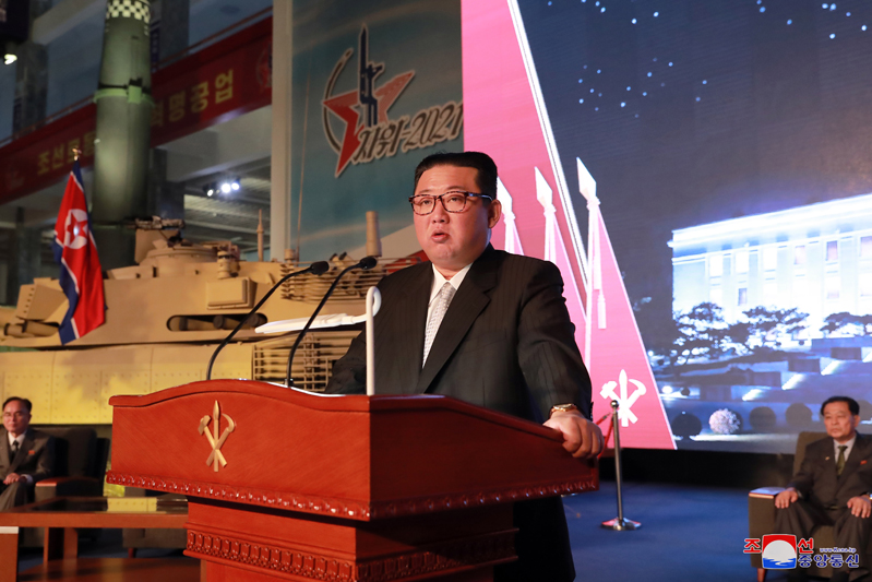 2021年，金正恩在朝鲜国防发展展览会上发表讲话。谁知道他戴的什么表？