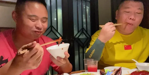哥俩点了一桌子菜，酒足饭饱后却拒绝结账，其理由令老板瞠目结舌！
前不久，河北邢台