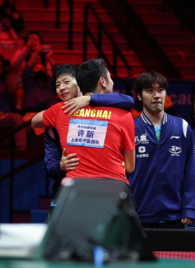 比赛结束后，马龙和许昕拥抱，马龙和樊振东拥抱致意。致敬老将，致敬热爱！
