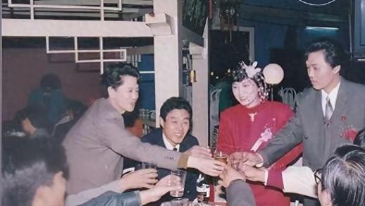 那年我随父亲赶集卖米，帮了卖土豆的姑娘，后来她成了我妻