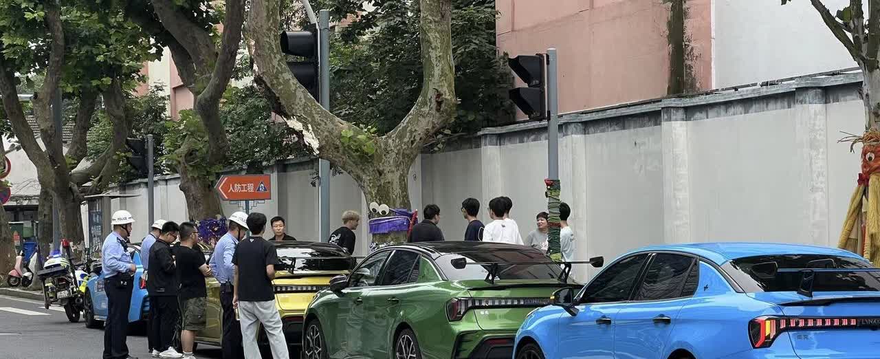昨天。一群浙江牌照的领克03+车队来苏州玩，结果被苏州的叔叔给拦了下来。好家伙，