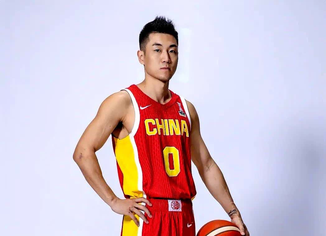 篮球运动员高诗岩的家庭关系：父亲是位业余篮球爱好者，经常带着他一起打球，从小就培