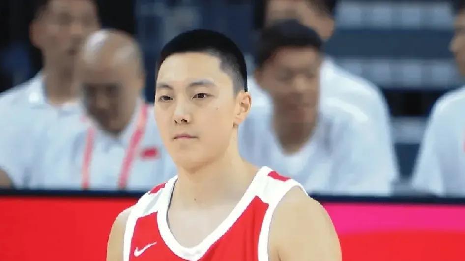 不知道大家发现没？
男篮这几个后卫，基本上就没有一个值得信任的！
别看胡明轩今天