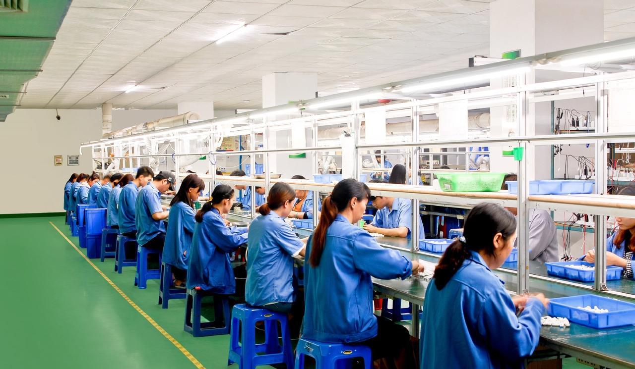 一天12个小时，工资一天120元
早上八点上班到晚上八点下班
中午饭吃30分钟，