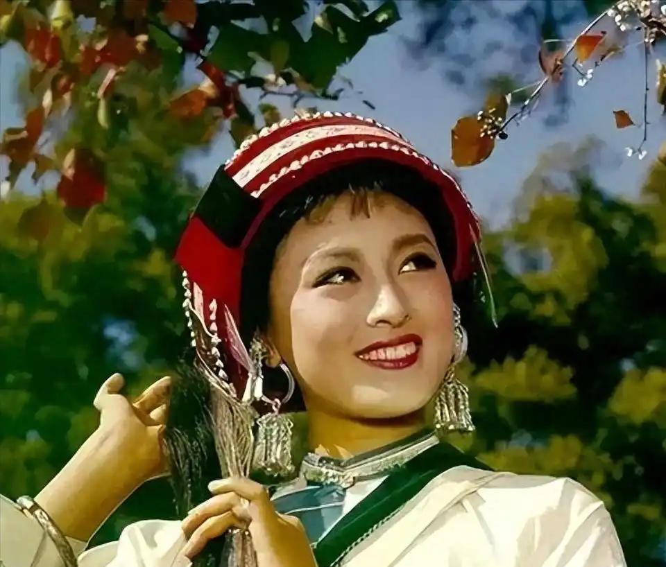 她是中国第一个被执行死刑的明星，却在刑场上大喊不公平！1992年，靠“刘三姐”这