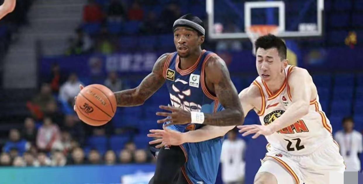 辽宁男篮迟迟不官宣萨姆纳？原因比怕重蹈琼斯覆辙更实际
        辽宁队手里