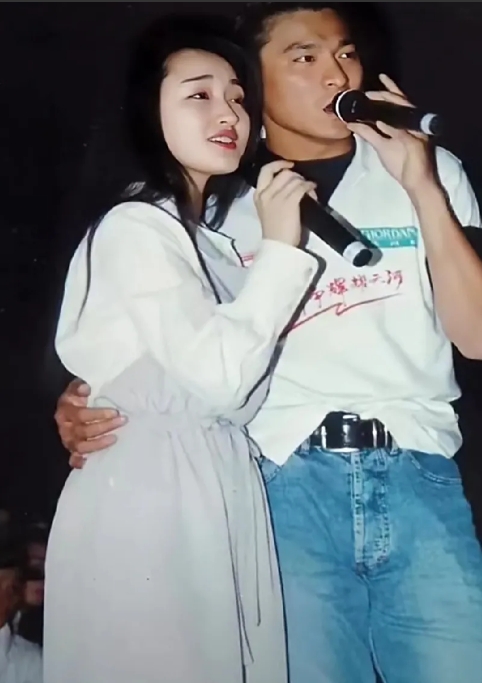 杨钰莹在90年代和刘德华同台合唱照片曝光，却是给我们很大的感触和良多的回忆。那时