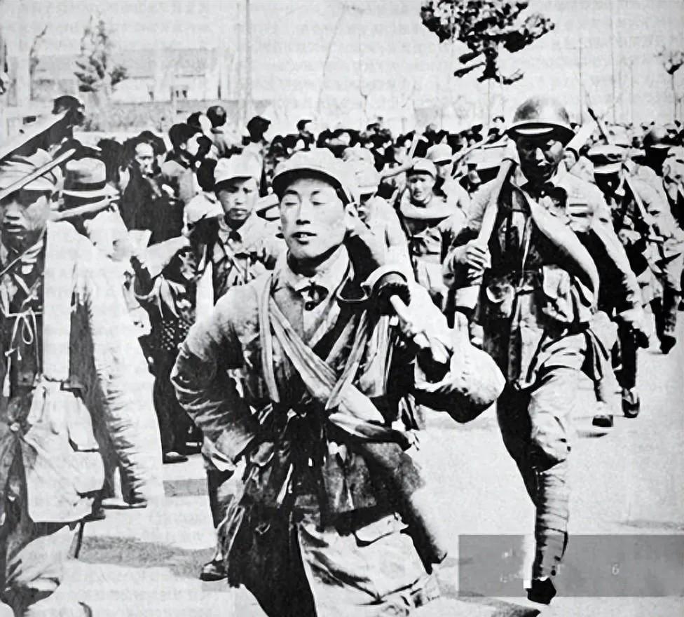 1949年秋，宁都刚解放，老红军黄明生揣着介绍信就往老家赶。推开祖屋木门时，眼前