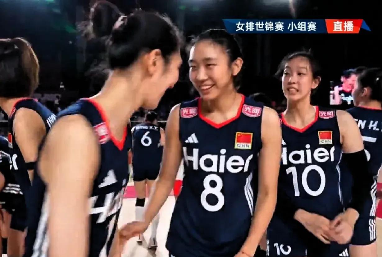 万梓玥的表情真逗
像个小女生
在向本场的得分王“表白”...！[捂脸]