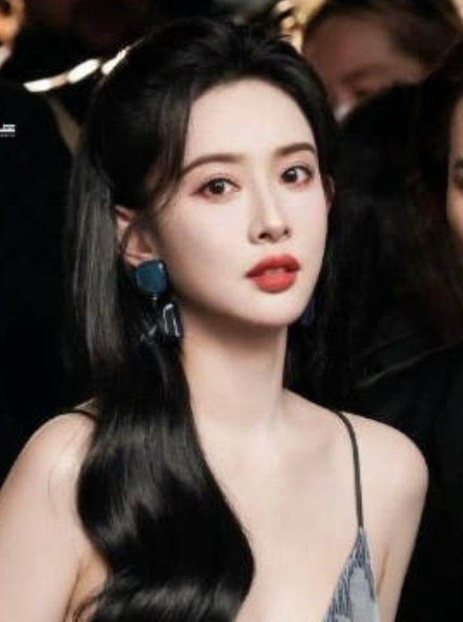 在寒冷的日子里，孟子义宛如从迪士尼逃出来的绝美紫罗兰公主，惊艳众人。她身着梦幻服
