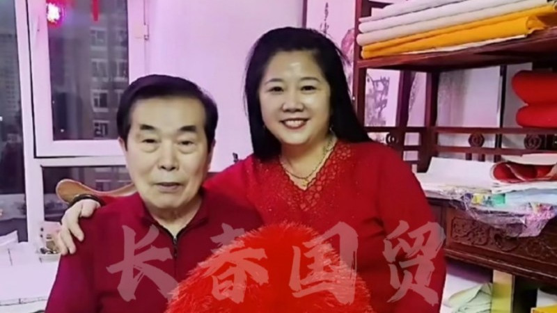 网友曝光：何庆魁和后老伴的幸福合影照