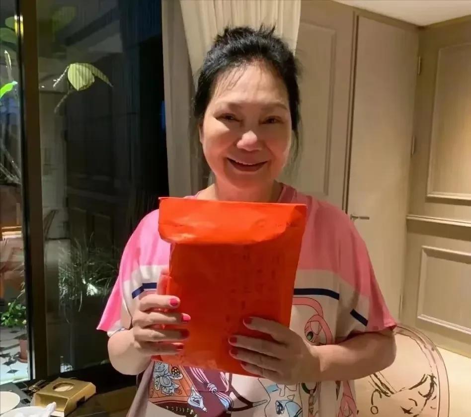 全网都在琢磨S妈到底想干啥
前女婿只是举行个婚礼而已
人家一年前就领证结婚了
跟