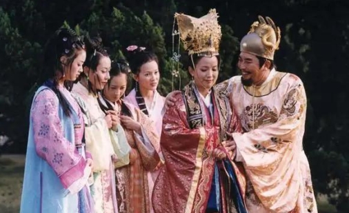 1398年，朱元璋在病床上奄奄一息。他看着眼前的宝庆公主，强行露出一丝笑意说道：