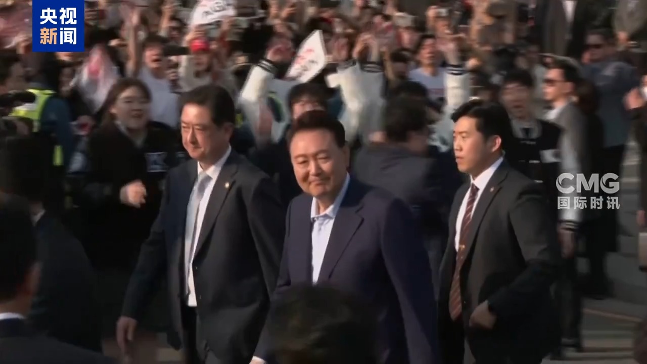 搬离总统官邸的尹锡悦，露出了一副比哭还要难看的笑容，等待他的可能是牢狱之灾

当