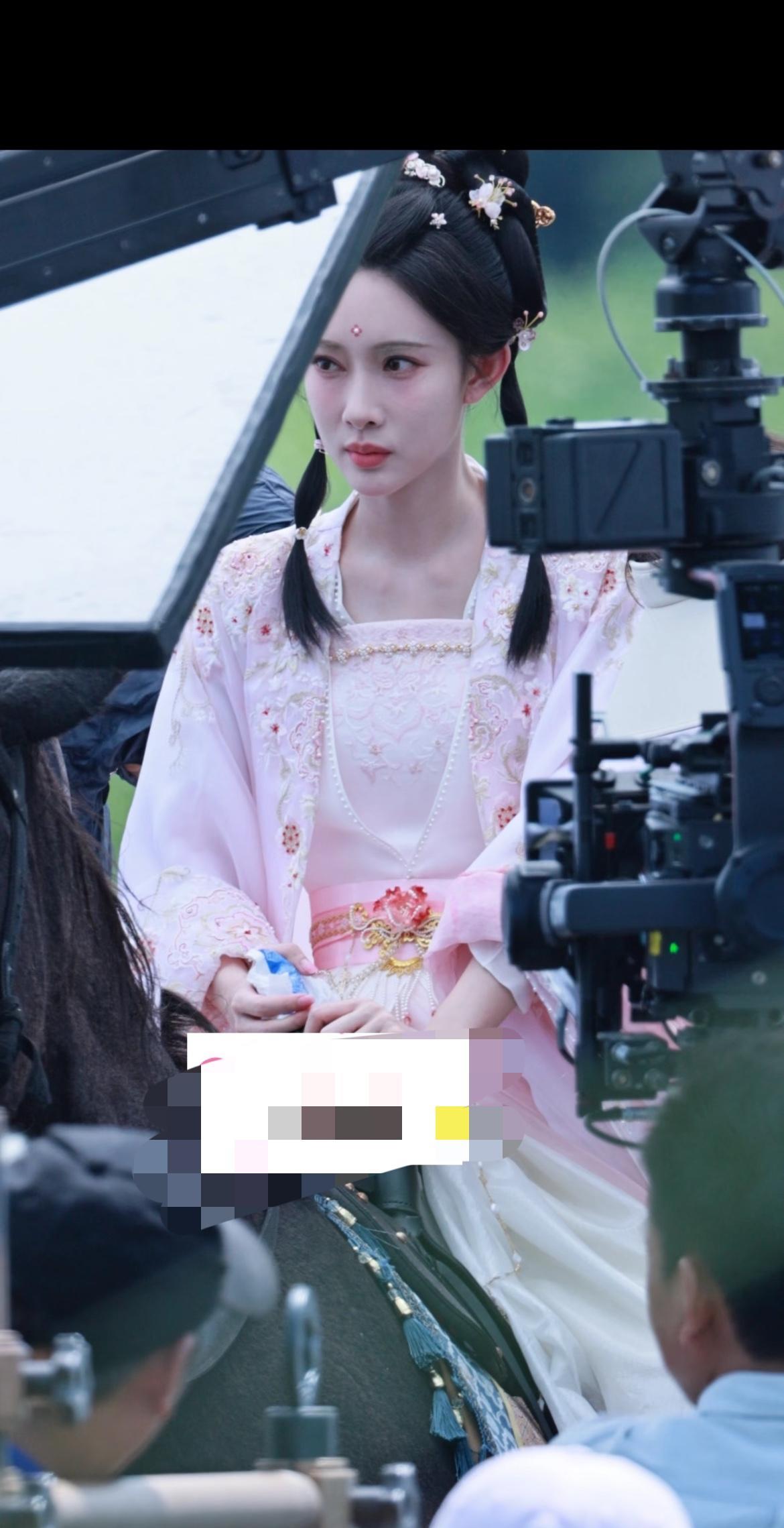 哈哈哈哈哈这两个小辫子，公主变丫鬟吗？难以理解这个造型[吐舌]