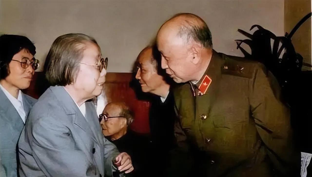一次，钱学森对邓颖超说：我要叫你老师！邓颖超懵了，问道：你怎么会叫我老师呢？
钱