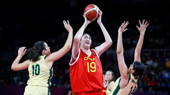 17岁“小巨人”首次入选中国女篮
中国篮协今天公布了新一届中国女篮短期集训首批名