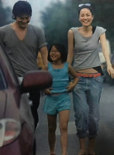 居然有人觉得这张里面李亚鹏不帅？ 本人也算见过不少帅哥的 这里算是帅的很顶级了。