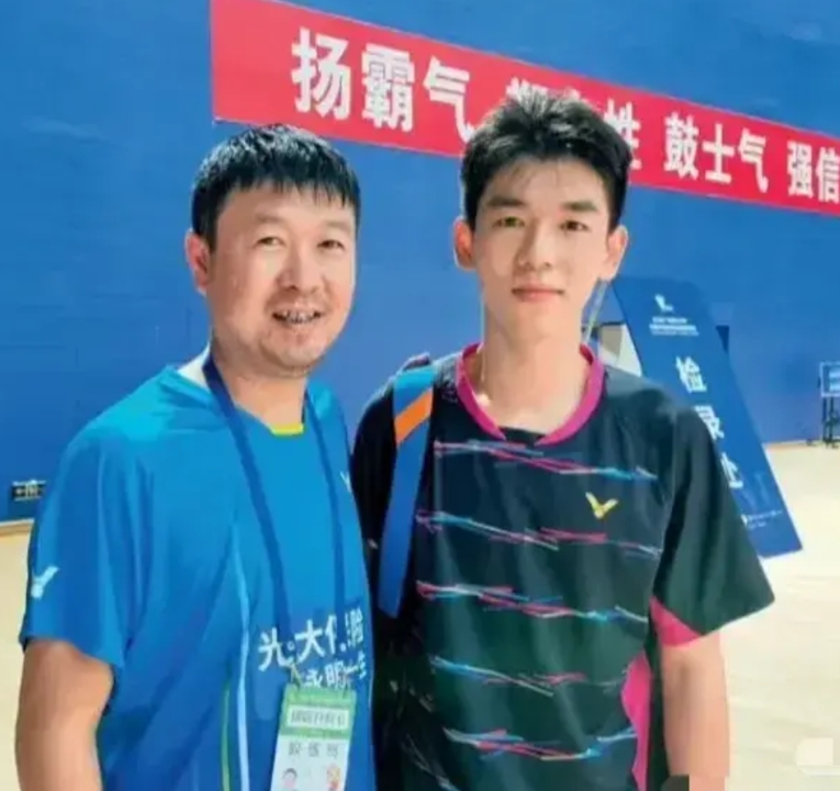 这样的主教练，合格吗？
胡哲安输了，王正行输了，陆光祖也输了。马来西亚首轮还未战