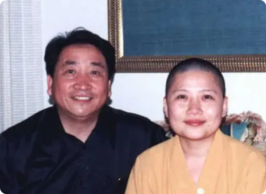 2000年，姜昆在国外偶遇已经出家的李娜，出于好奇，姜昆问她：“你到底为什么出家