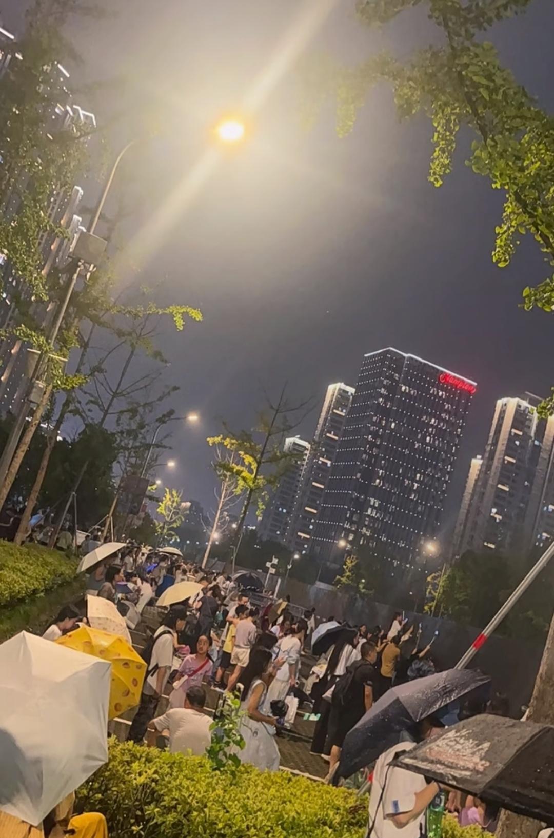 周深杭州演唱会数据来了！
两场9.6万余人！一场4.8万余人！
不但场内满满当当
