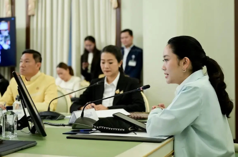 没救了旅游业，自己也要失业。泰国总理佩通坦在政府大楼组织内政部及7个边境府的省长