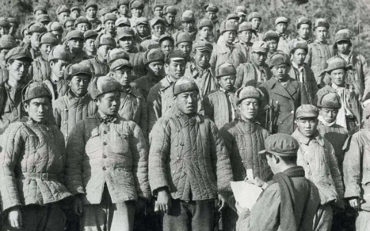 我国志愿军跨过鸭绿江抗美援朝，但军队指挥权归朝鲜还是中国起了争执，最终彭总一言定乾坤，朝鲜沉默认同…