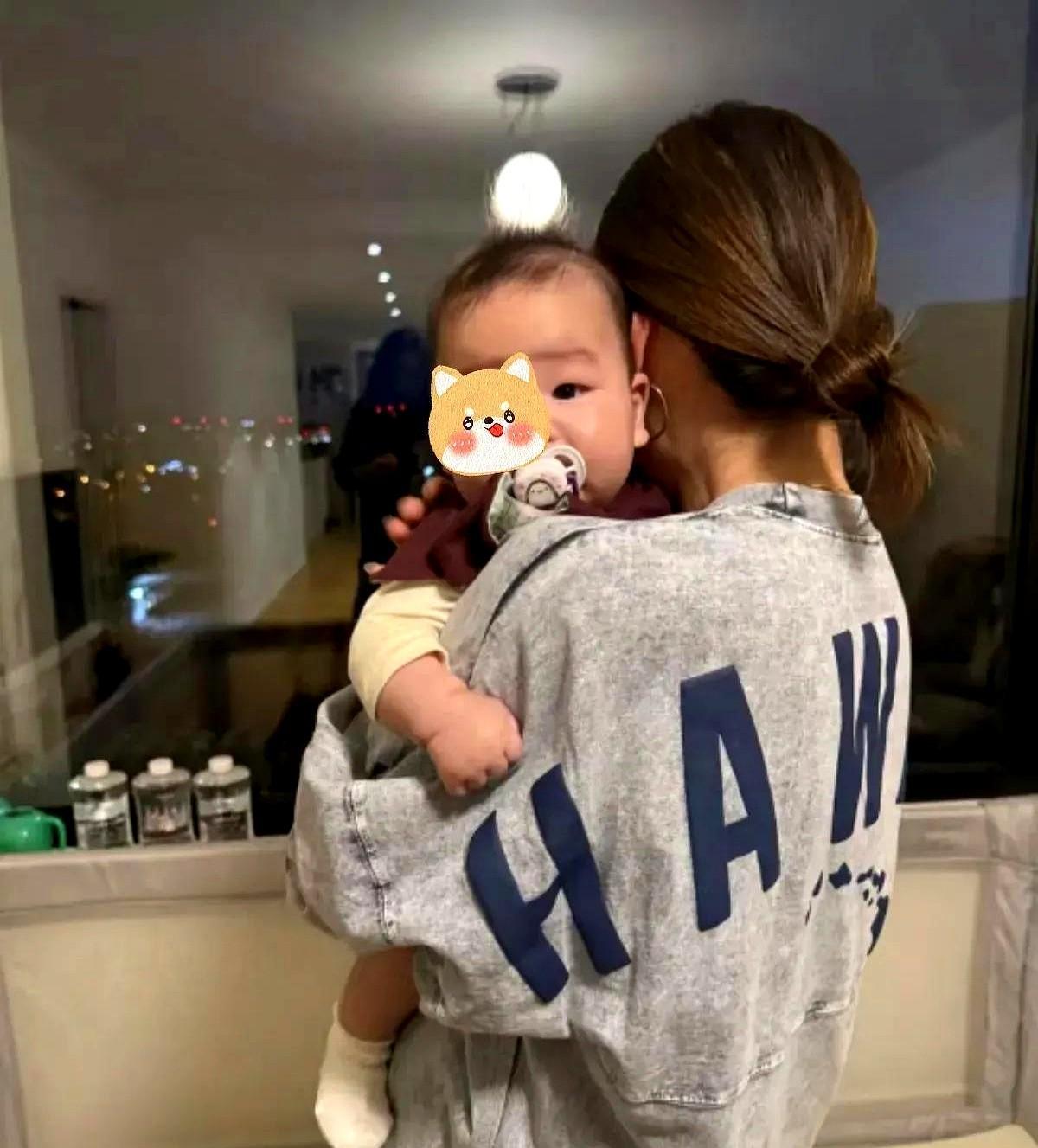 闺蜜生完孩子半年后离婚了！
现在她一个人带孩子住在娘家，整天忙得脚不沾地。
有天