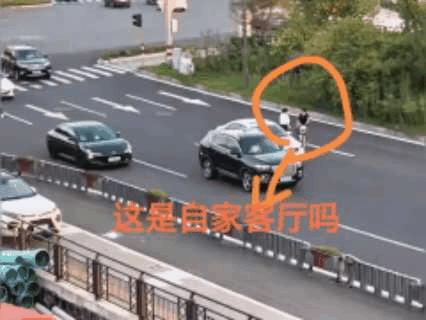 马路中间聊天！她们是怎么做到如此淡定的？两个成年人必然知道她们所处的危险状态，明