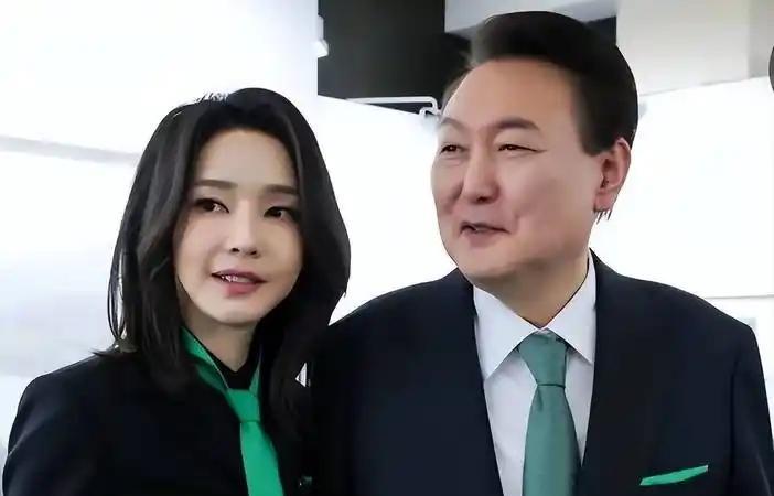 检方指控金建希涉及股票违规、收受贿赂和公务越权。2022年北约峰会，她戴着一枚价