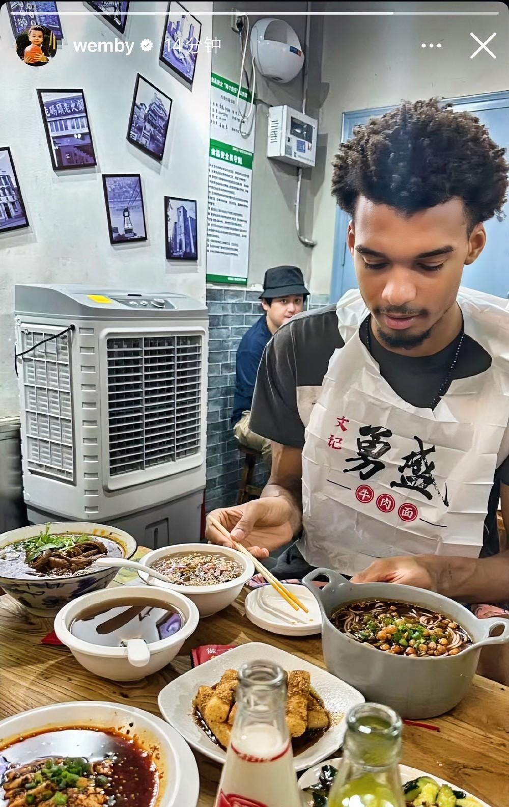 文班亚马来中国了！！！文班亚马现身北京，疑似开启中国行！
文班亚马突然更新了社媒